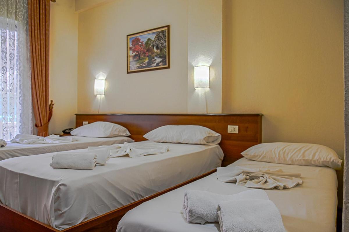 Hotel Vivas ドゥラス エクステリア 写真